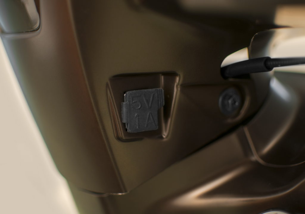 Πρακτική θύρα φόρτισης USB στο τιμόνι